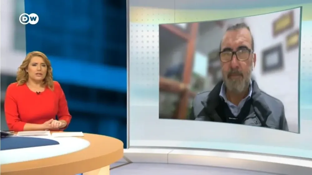 La periodista Jenny Pérez entrevistando el jueves a Edison Lanza en DW en Español