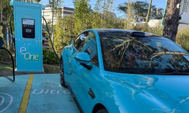 Le empresa que monta una red de 100 cargadores eléctricos, invirtió US$ 2.5 millones y estudia instalar su propia planta fotovoltaica