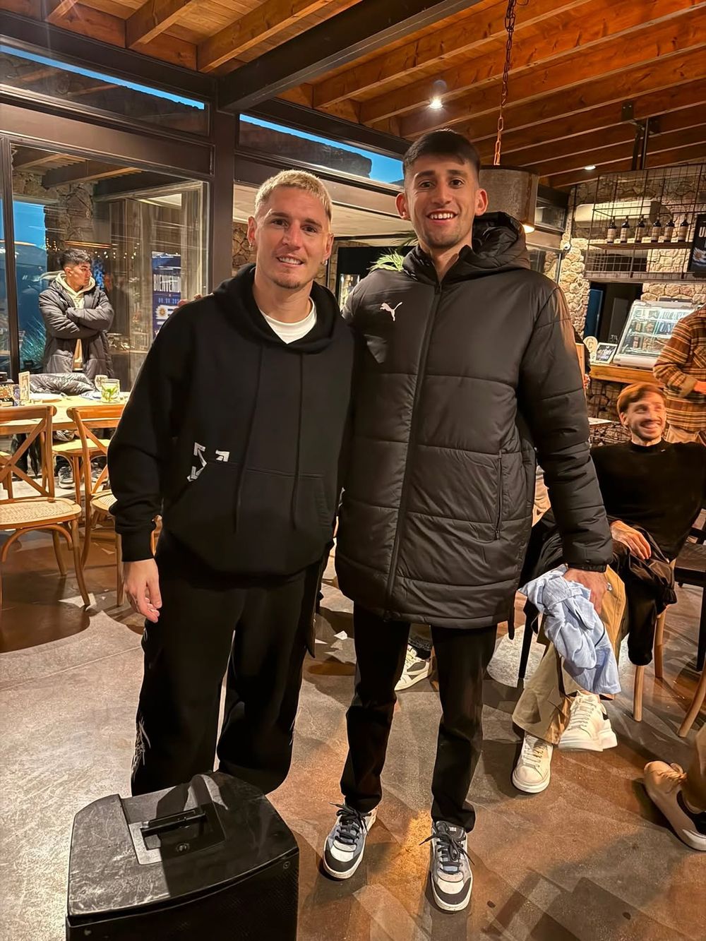 El agite de los jugadores de la selección uruguaya en la fiesta privada de despedida 