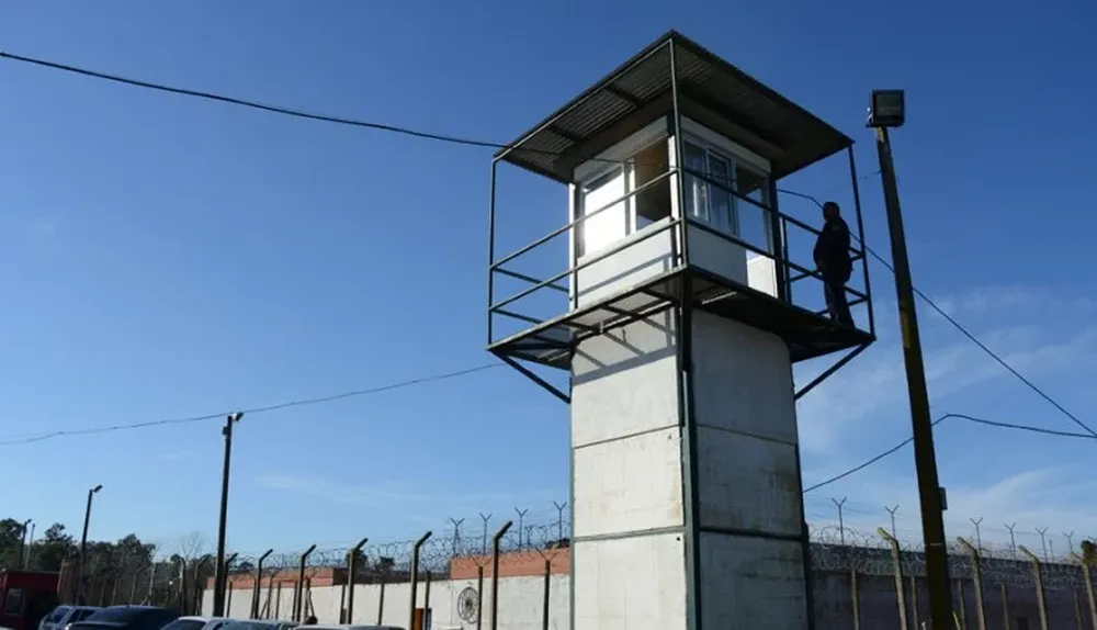 Torre de vigilancia del centro Ser, dentro de la Colonia Berro