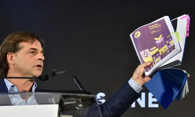 Lacalle Pou rehén de su estrategia frente al avance de Talvi, según analistas