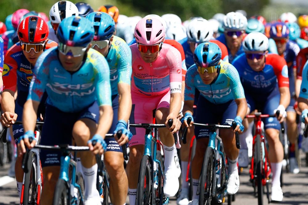 Thomas Silva con la malla rosa el Giro de Italia