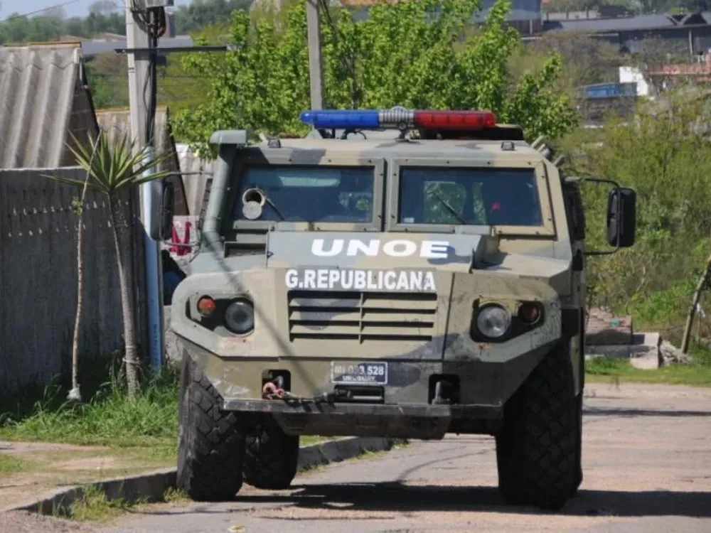 Un blindado de la Guardia Republicana