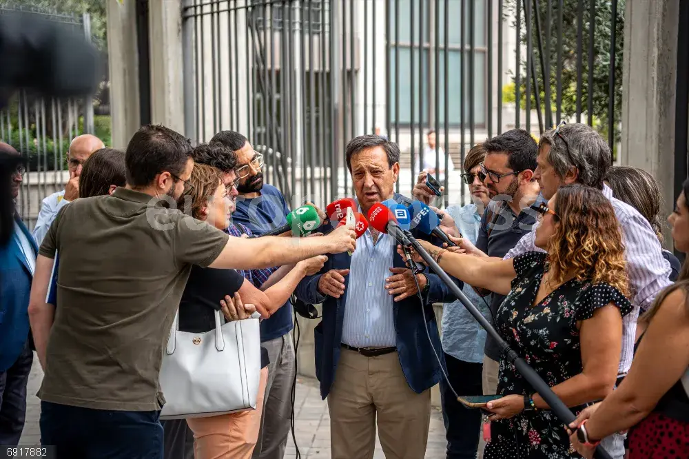 El presidente de Asaja, Pedro Barato, habla con los medios tras la reunión con los ministros de Economía y Agricultura. EUROPA PRESS
