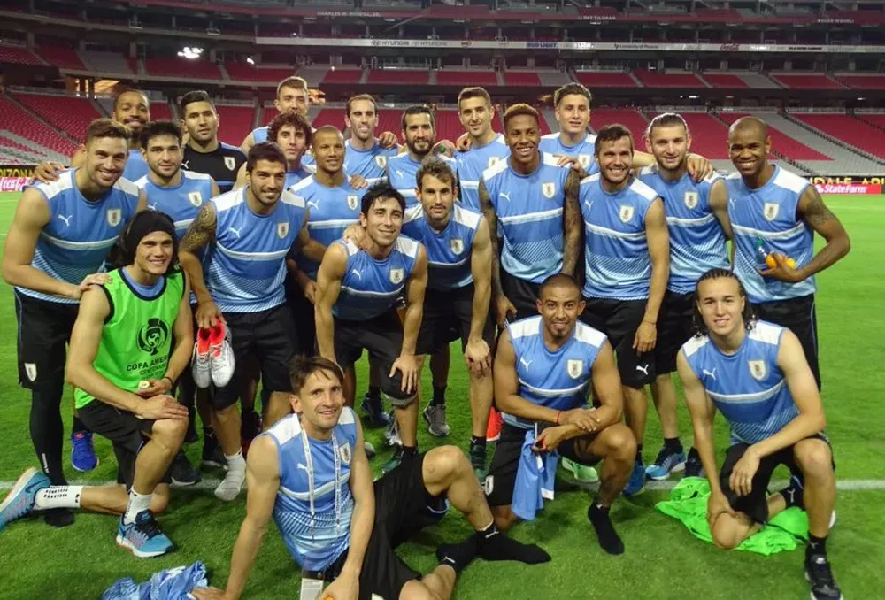 El plantel de Uruguay posó la noche antes del partido del debut ante México