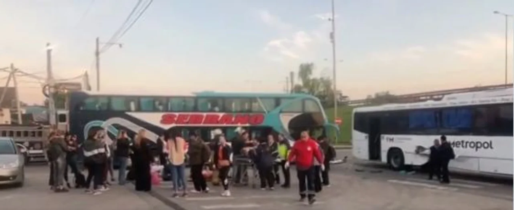 El choque sucedió entre un micro de la empresa Serrano y un colectivo de la línea 194