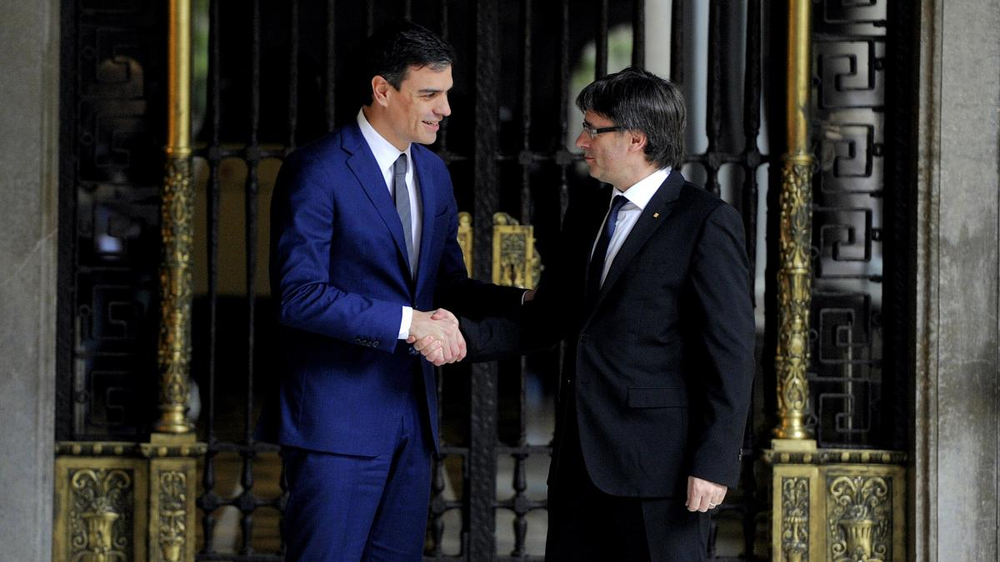 El presidente del Gobierno español, Pedro Sánchez y Carles Puigdemont, líder de Junts en un encuentro en 2016.