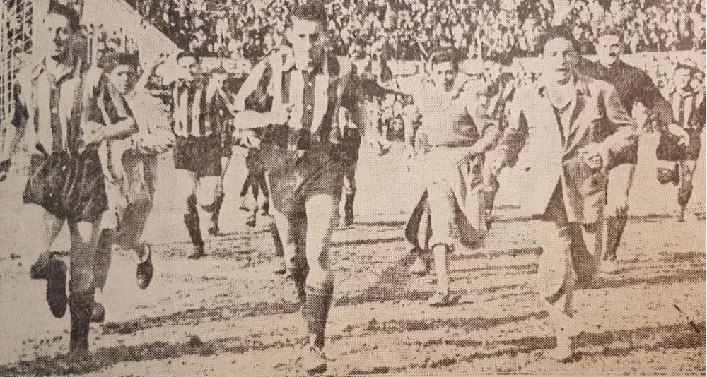 Juan Alberto Schiaffino y Alcides Ghiggia en la vuelta ol&iacute;mpica de Pe&ntilde;arol ante Nacional en el cl&aacute;sico de la fuga de 1949; fue la primera que dio Pepe con los aurinegros