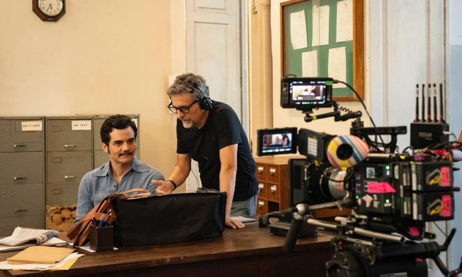 Kleber Mendonca Filho y Wagner Moura en el rodaje de El agente secreto