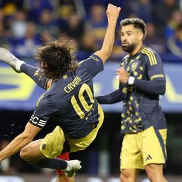 La pirueta de Edinson Cavani en el gol que le anularon