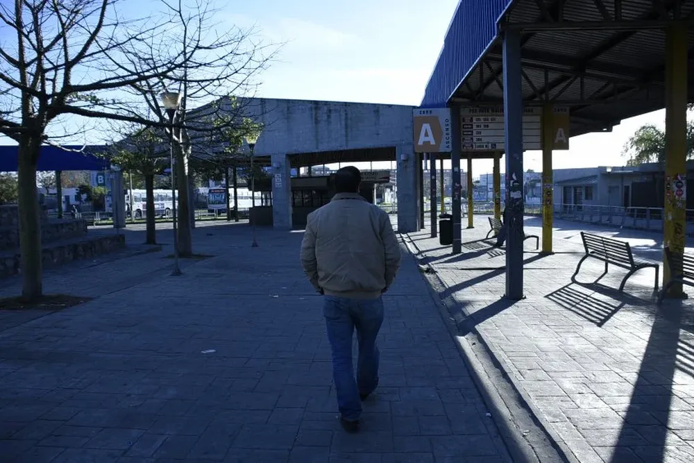 Fernando Pereira, presidente del PIT-CNT, camina por la terminal del Cerro.