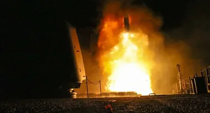 Lanzamiento de un misil Tomahawk desde el crucero USS Monterey.