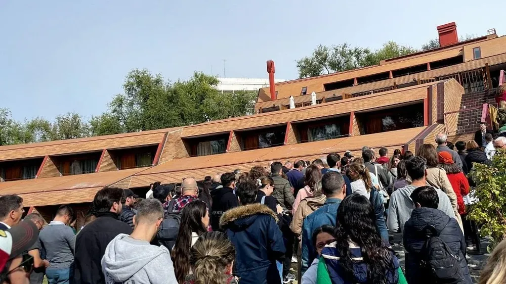 Argentinos se acercan a votar en el Colegio Mayor Argentino de Madrid.