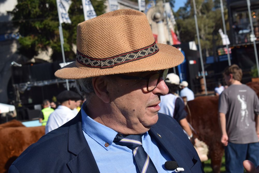 Los grandes campeones machos en el Hereford fueron coronados por el ministro de Ganadería, Agricultura y Pesca, Alfredo Fratti.