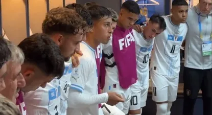 Fabricio Díaz hablándole a sus compañeros de la selección uruguaya sub 20 antes del partido ante Gambia