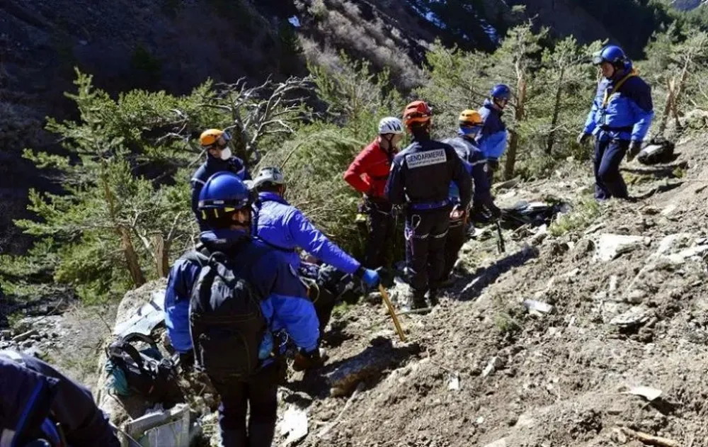 Rescatistas trabajan en el lugar del accidente del Airbus A320 de Germanwings cerca de Le Vernet