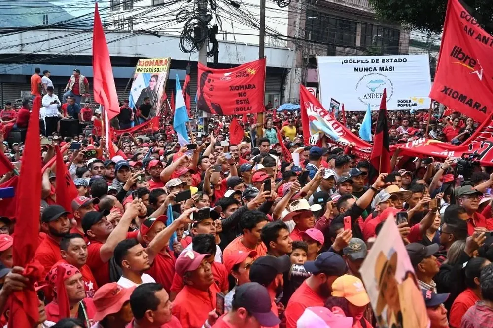 La movilización alienta a Xiomara Castro para aislar a grupos de oficiales que conspiran contra el estado de Derecho