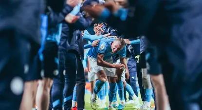 Erling Haaland sonríe mientras sus compañeros lo felicitan con una pasarela de golpes por ser el máximo goleador de una temporada en toda la historia de la Premier League