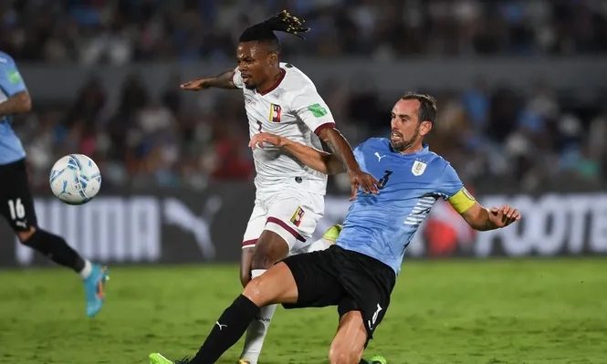 Diego Godín con la camiseta celeste