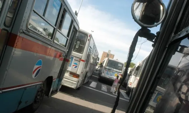 Más de 15 líneas afectadas por paro de línea D