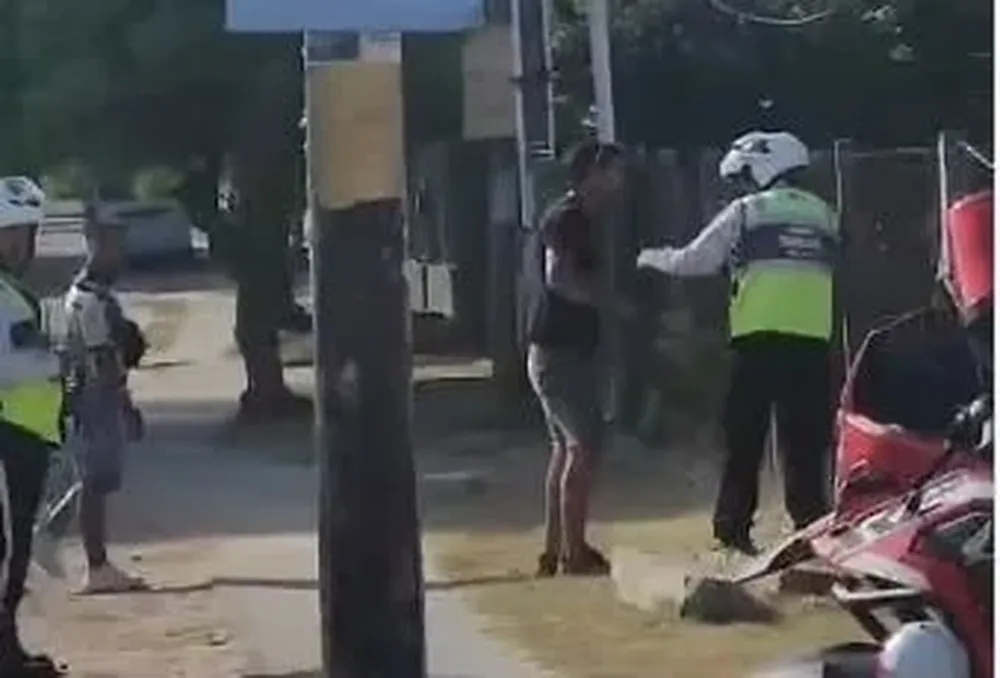 El momento de la agresión al policía de tránsito