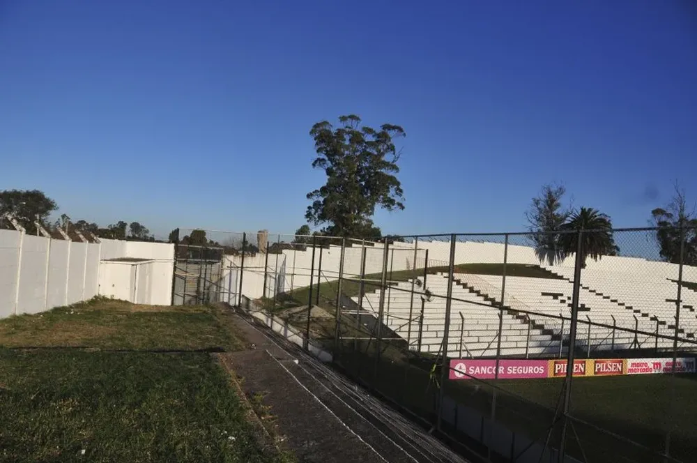 Al fondo el portón gris por donde salieron los hinchas de Danubio