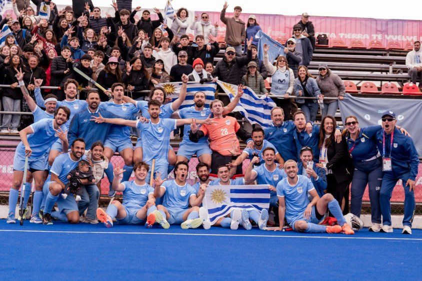 Los Cimarrones celebrando su medalla de bronce en los Juegos Odesur