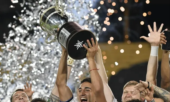 Federico Pereira levantó la copa de campeón como capitán de Liverpool