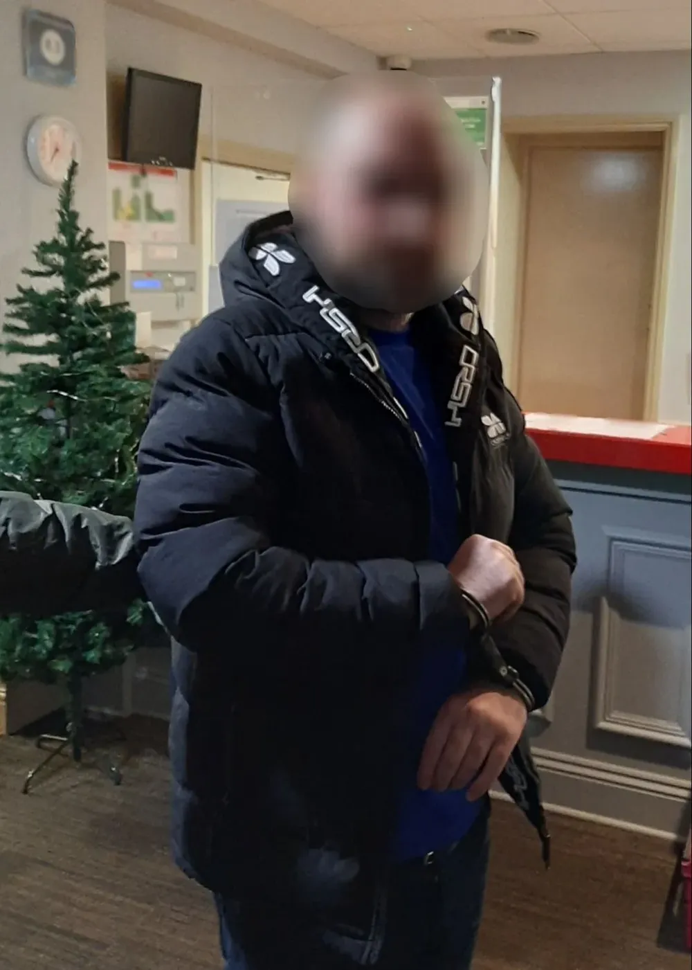 Harem Ahmed Abwbaker después de ser arrestado cerca de Cheltenham, al sudoeste de Inglaterra, este martes 29 de noviembre de 2022