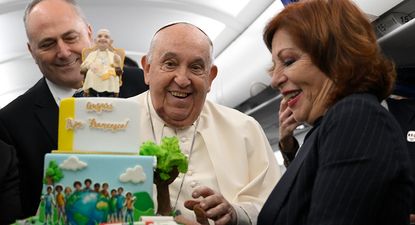 El papa Francisco cuando celebró sus 88 años con la torta que le regalaron periodistas en el avión de regreso de su viaje a Córcega