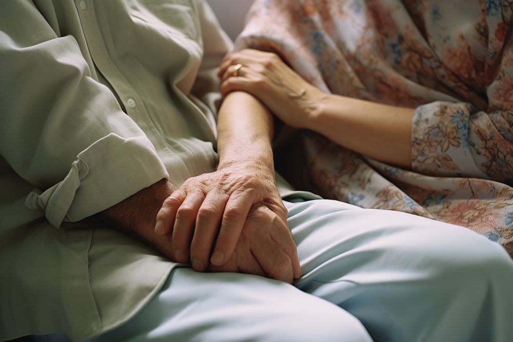 un-primer-plano-de-personas-tristes-tomadas-de-la-mano