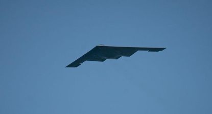 Un bombardero furtivo B-2 Spirit sobrevoló las playas de Miami Beach durante el espectáculo aéreo en el marco de la conmemoración del Día de los Caídos, el 24 de mayo de 2025.