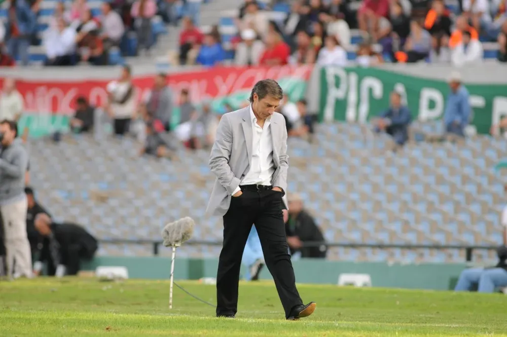 Los seis goles de Racing removieron del cargo a Acevedo