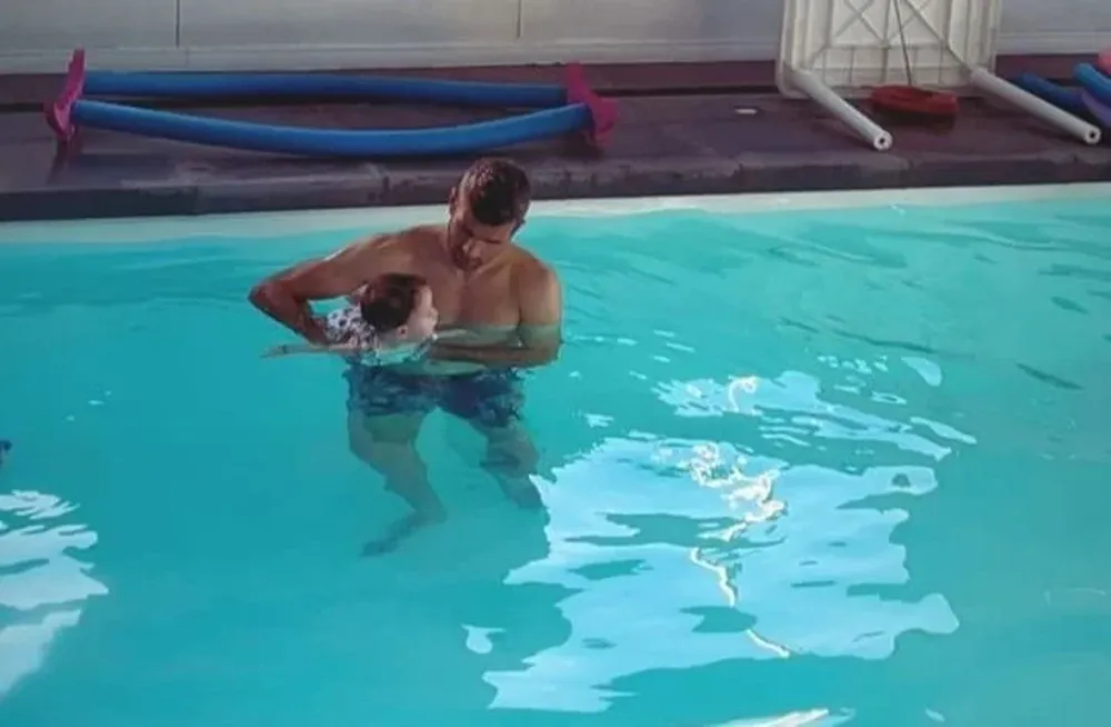 Emmanuel Gigliotti y su hija Vida haciendo matronatación