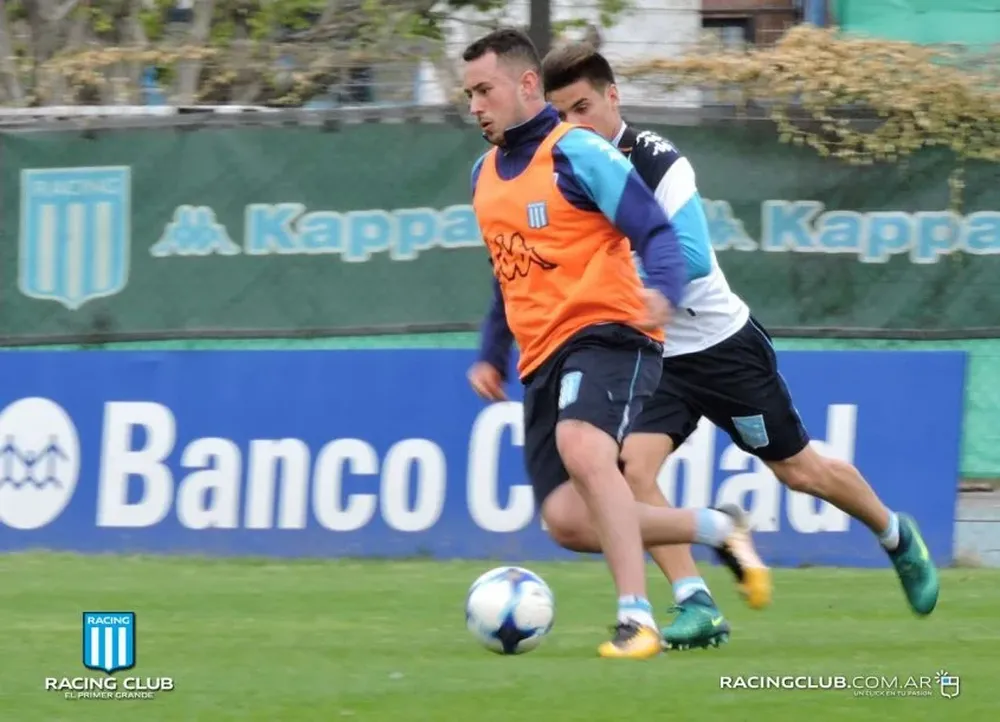 Amaral en el movimiento de dos contra dos con los suplentes de Racing