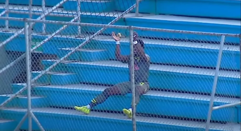 El delantero Roberto Ordóñez del club Manta de Ecuador, tuvo un festejo muy particular tras su gol a Guayaquil City