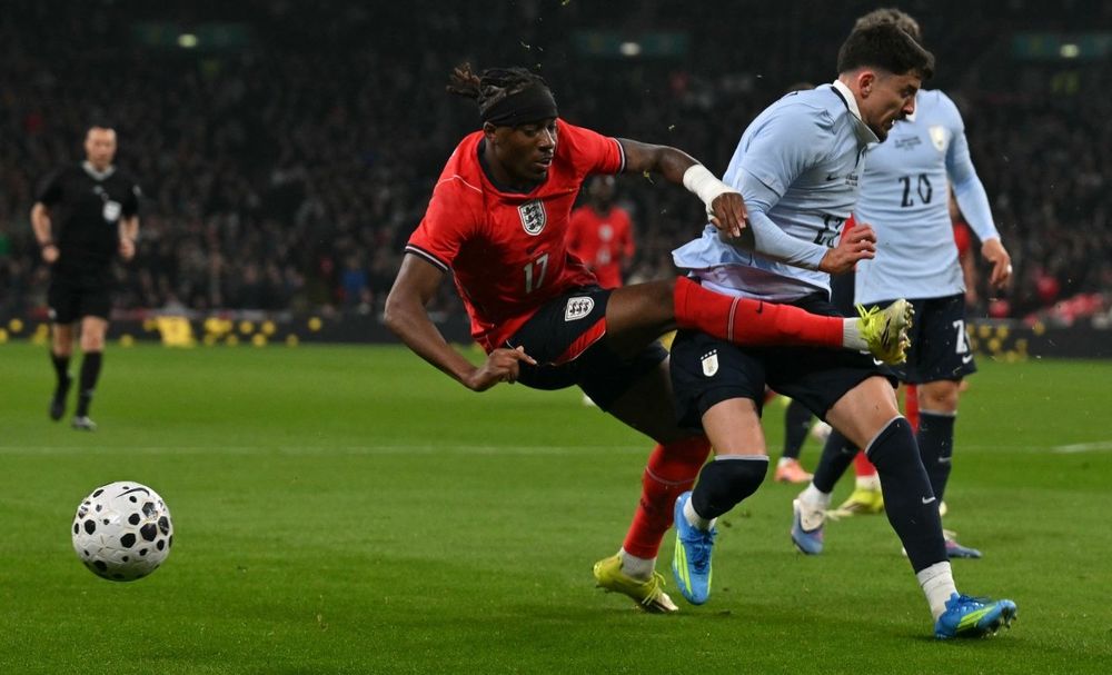 Noni Madueke de Inglaterra le fue muy duro a Joaquín Piquerez de Uruguay, quien se lesionó el tobillo