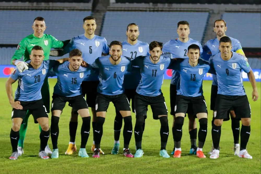 El equipo de Uruguay ante Paraguay en junio con Muslera, Cáceres, Godín y Suárez