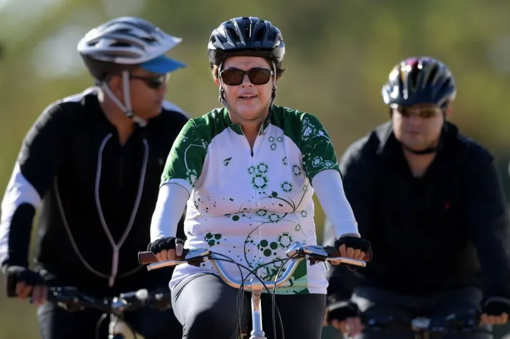 Dilma Rousseff en bicicleta este domingo previo a su defensa en el Senado.