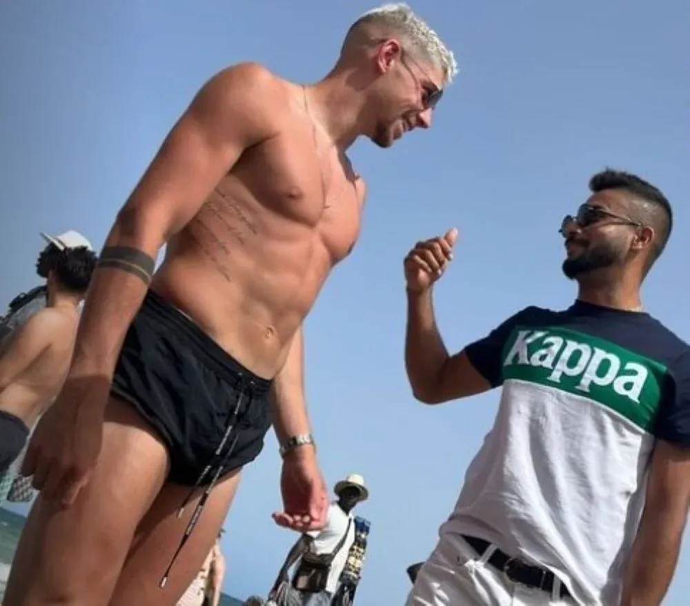 Federico Valverde hablando en la playa de Ibiza en su propia sombrilla con un fanático que le pidió para charlar un rato