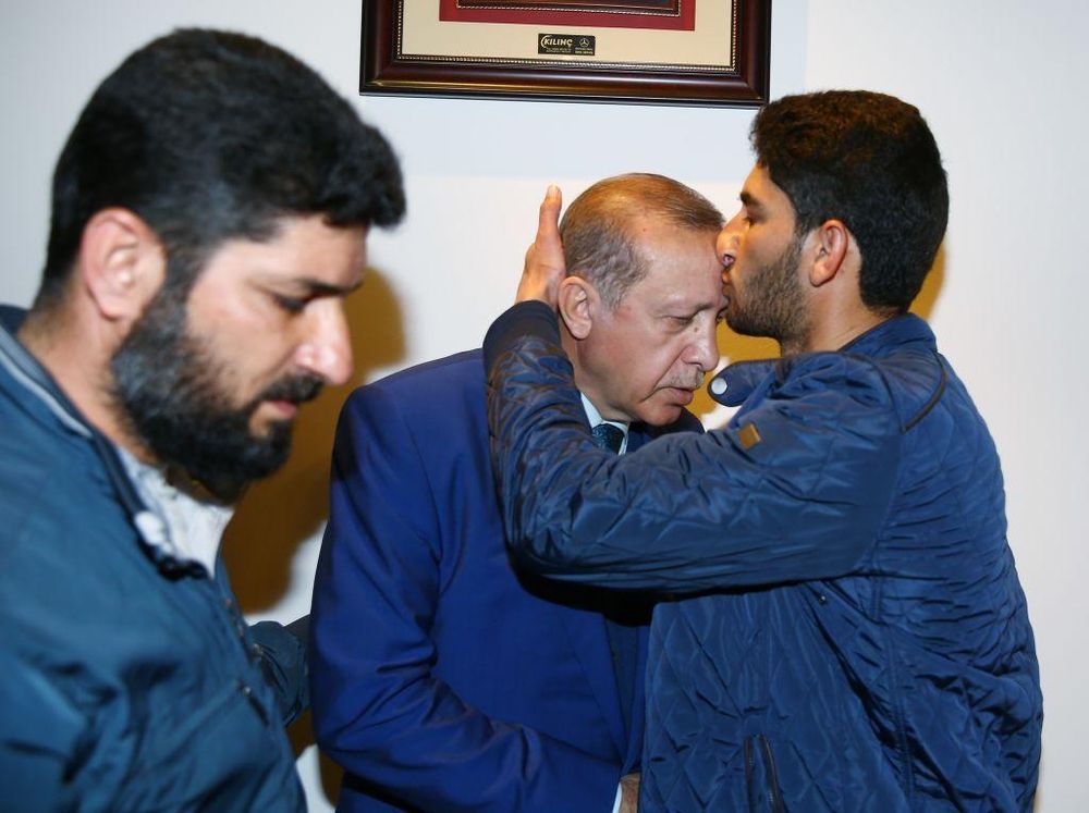 El presidente de Turquía, Recep Tayyip Erdogan, auxilió a sirios que fueron víctimas de presuntos ataques del gobierno de Bashar al Assad con armas químicas en 2017.