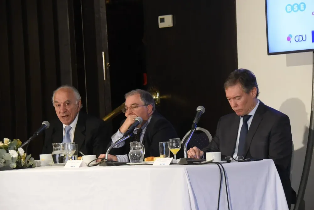 Caumont, Santo y Vallcorba analizaron la coyuntura actual y futura de la economía.