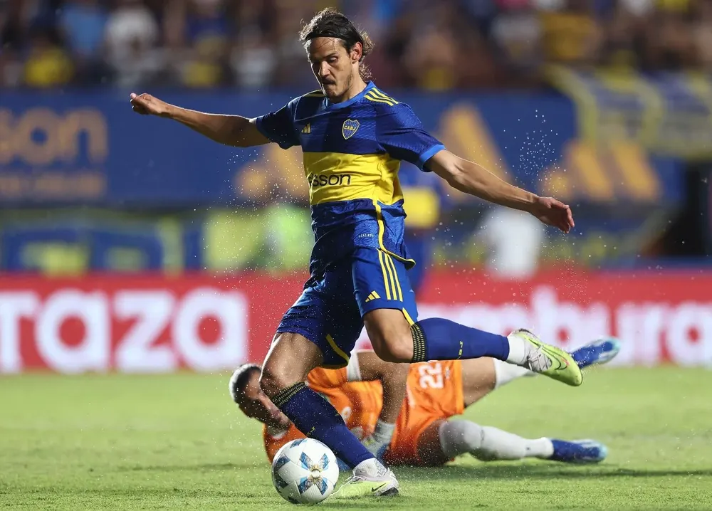 Cavani en acción frente a Sarmiento