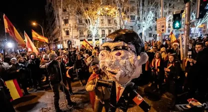 Monigote de Pedro Sánchez apaleado en Nochevieja en Ferraz