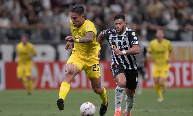 Javier Méndez de Peñarol y Hulk de Atlético Mineiro