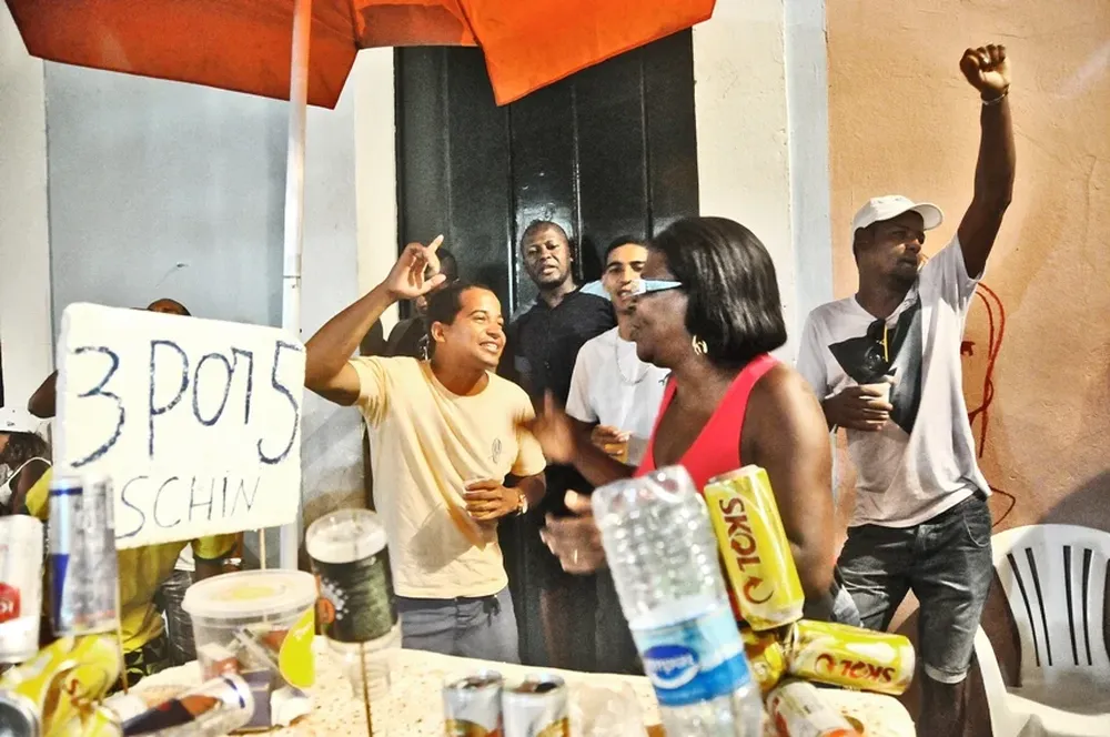 Afuera de la casa de Olodum pululan puestos de cervezas y bahianos que arman su fiesta
