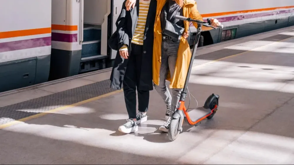 Patineta en un andén