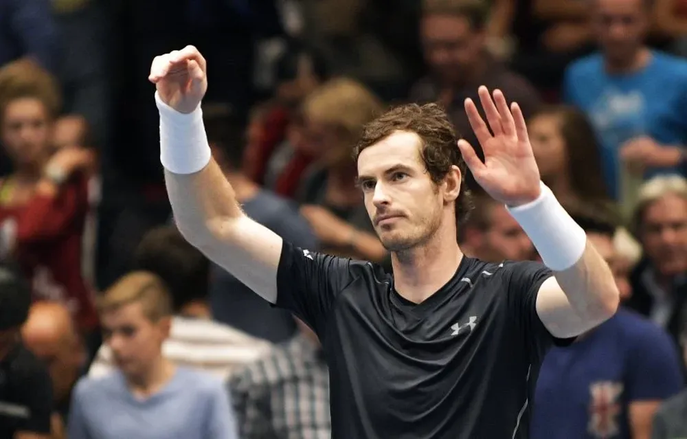 Andy Murray levanta los brazos tras vencer a Tsonga en Viena