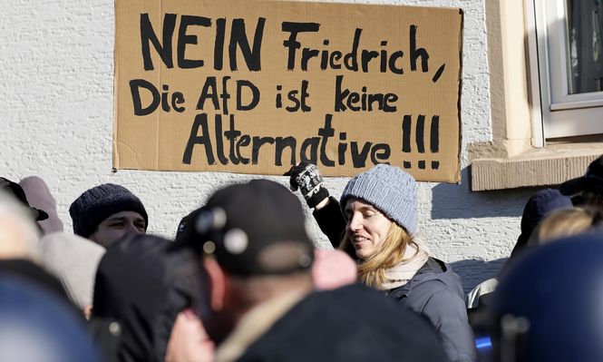 Protesta contra el partido de ultraderecha AfD en Neu-Isenburg, con el cartel No Friedrich, AfD no es una alternativa. EFE