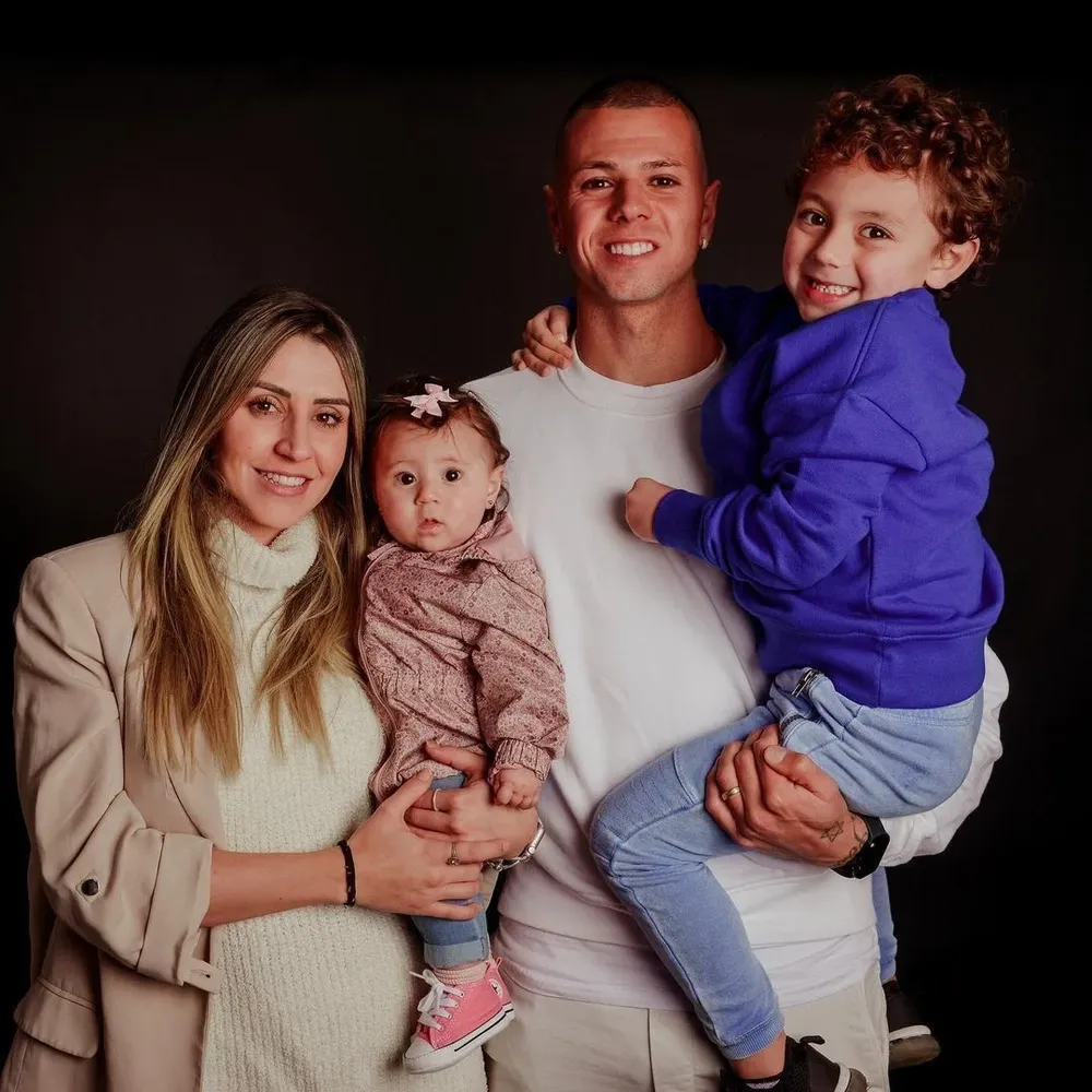 Léo Coelho junto a su esposa y sus hijos Arthur y Laura